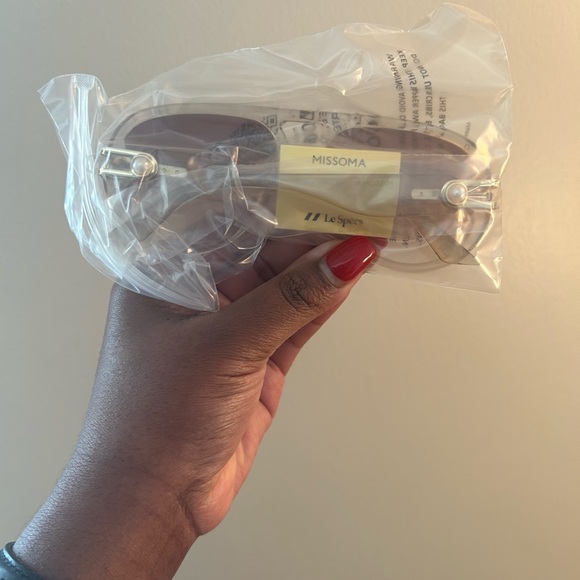 NWT Le Specs x Missoma Jupiter Link Fawn Pearl Aviator sunglasses - Picture 6 of 9